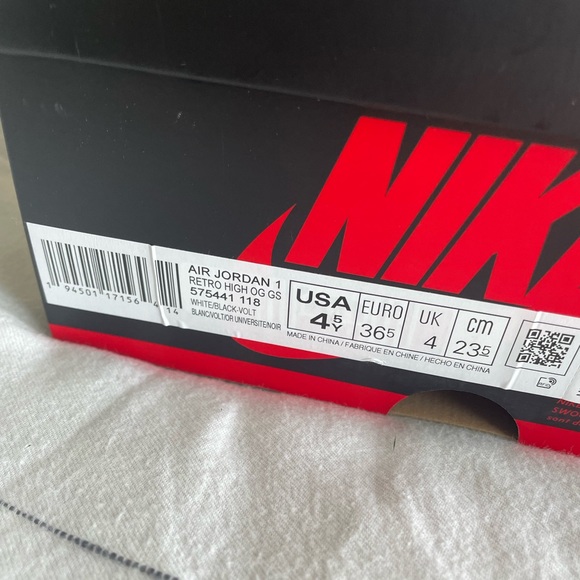 New Jordan 1’s

Equivalent to a womens 6/6.5
Boys size 4.5
white/black/volt gold - Picture 4 of 4